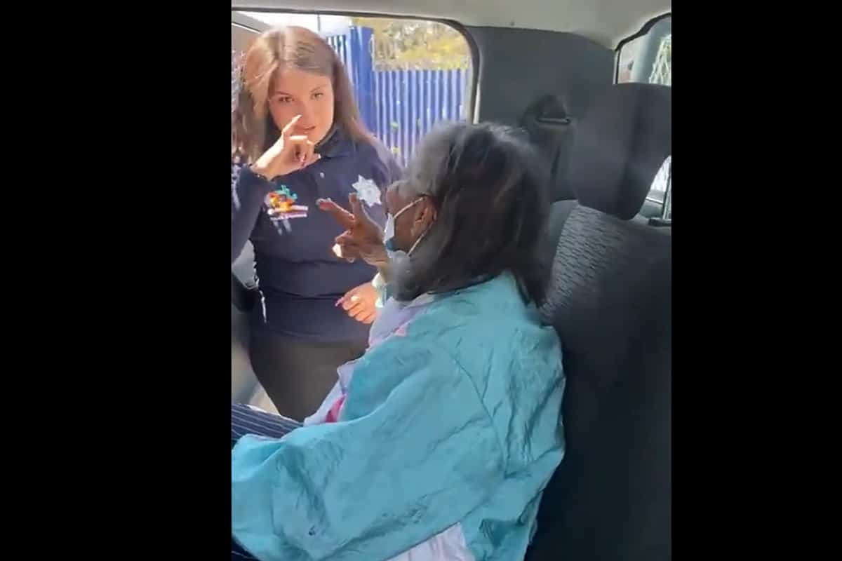 Policía de Neza explica con señas a abuelita cómo la vacunarán contra Covid-19