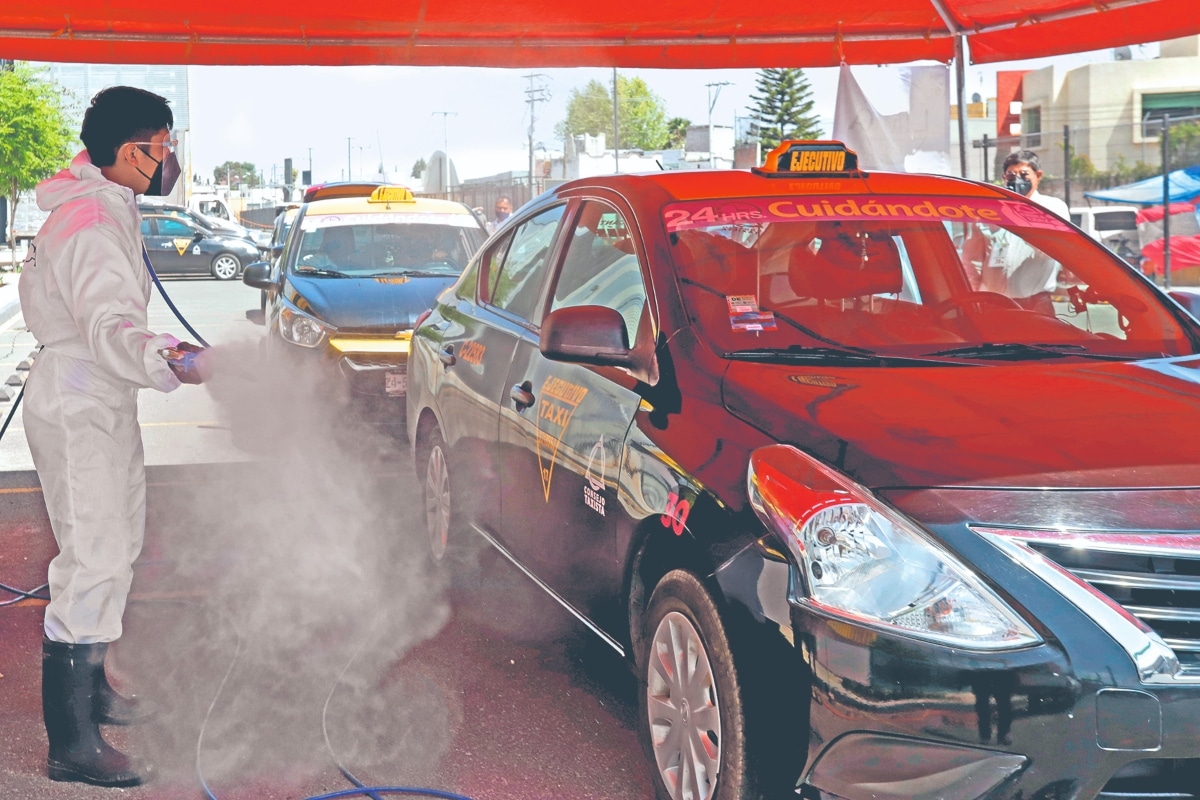 En San Pedro Cholula sigue firme la campaña de sanitización de vehículos en la explanada Puebla