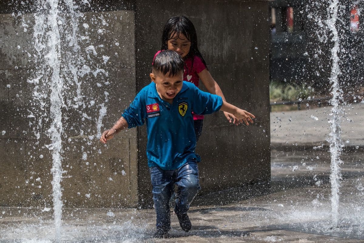 Los pequeños y no tan pequeños se divirtieron mojándose en las aguas de las fuentes de la Alameda Central, debido al intenso calor que vive la ciudad.