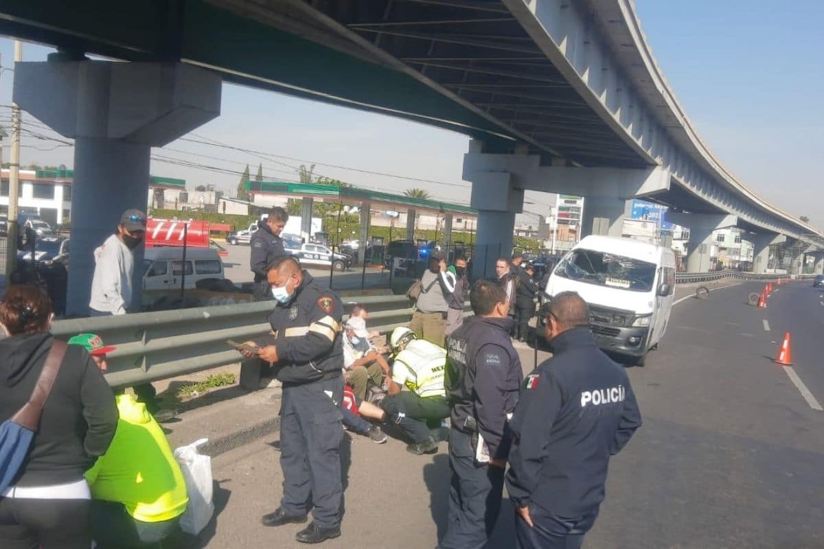 Volcadura de combi en la autopista México-Puebla deja 12 lesionados