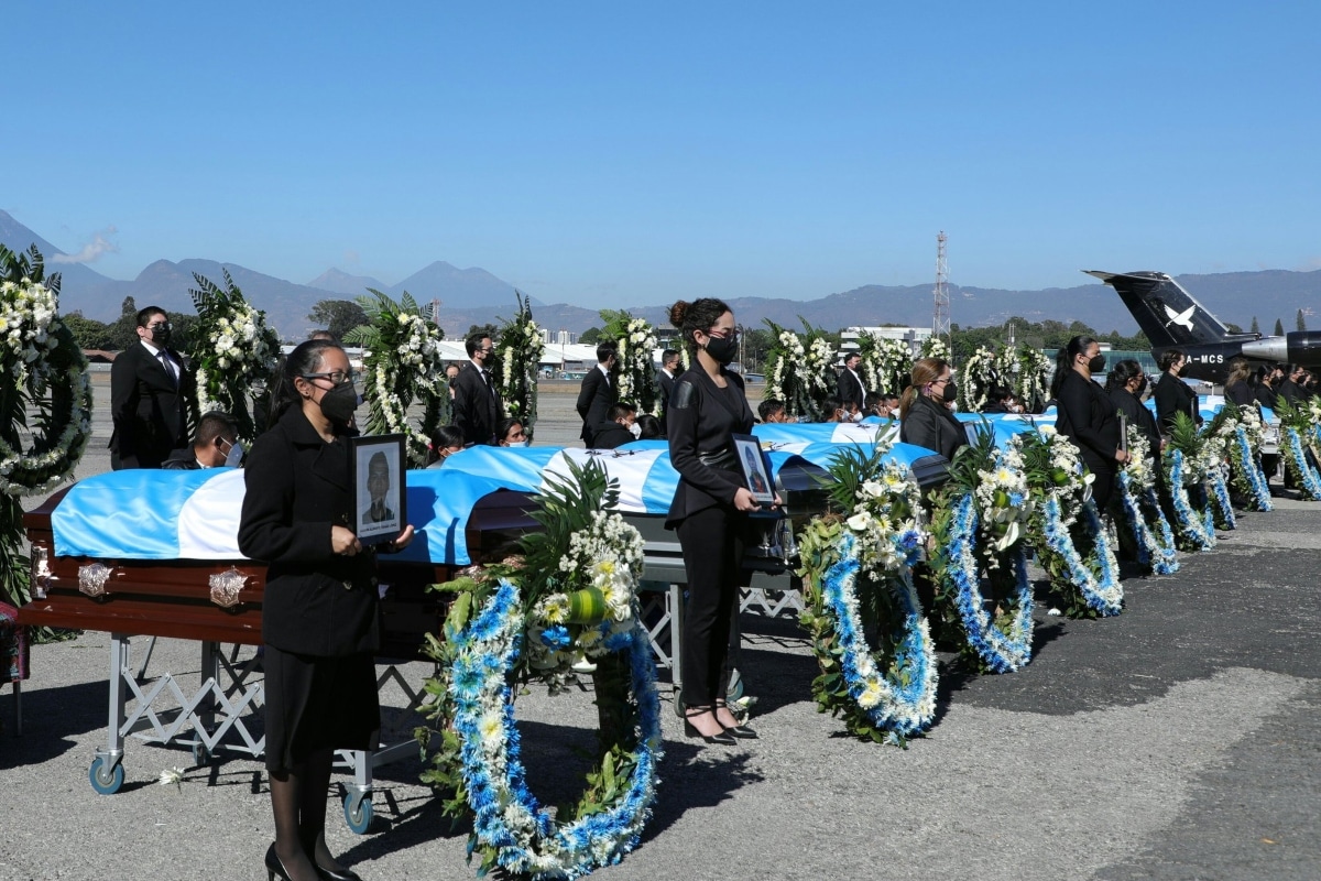 En la honra fúnebre, los cuerpos de los guatemaltecos fueron entregados a sus familiares para que posteriormente sean trasladados a sus comunidades de origen