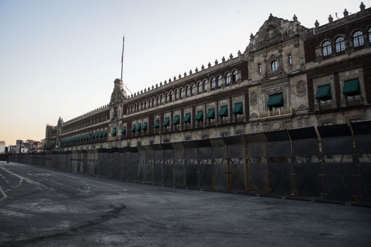 Palacio Nacional cercado con vallas