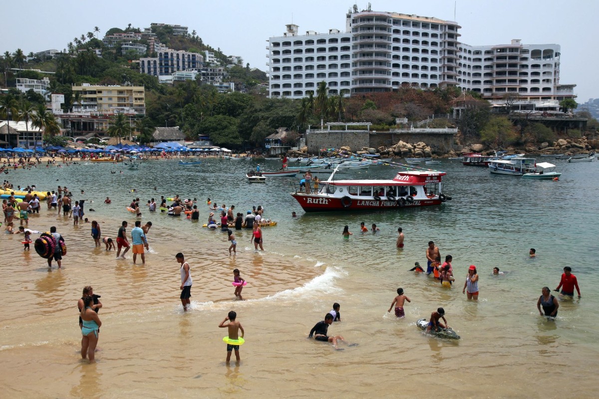 vacacionistas: Playas de Acapulco se abarrotan de turistas