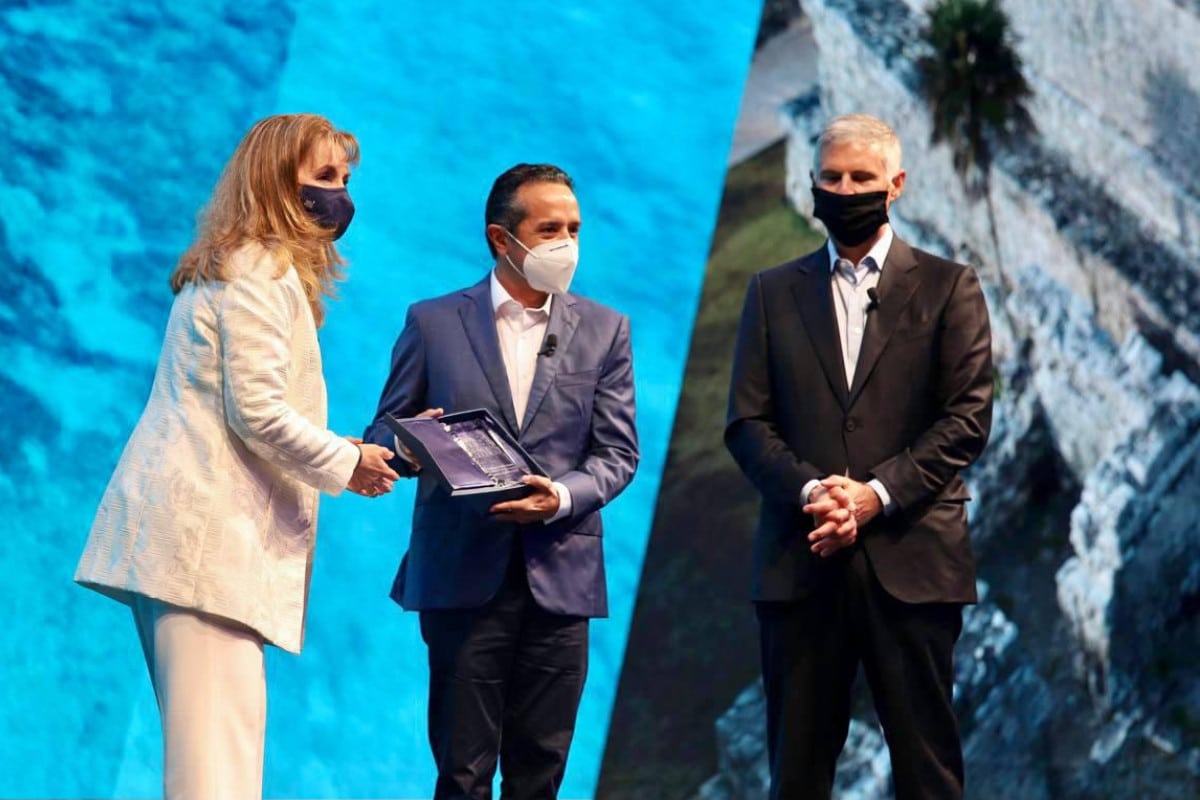 El gobernador de Quintana Roo recibió un premio por parte de los organizadores de la cumbre.