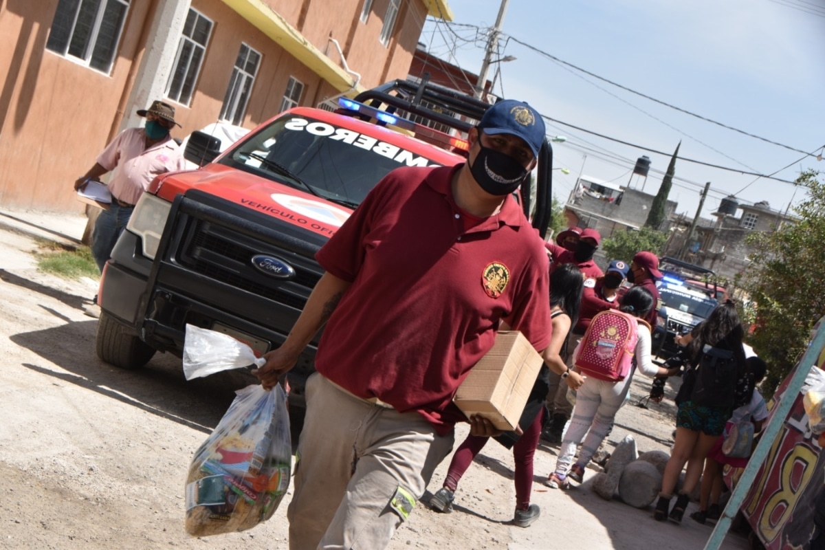 Los paquetes fueron entregados directamente por policías municipales y elementos de Protección Civil y Bomberos de Ecatepec
