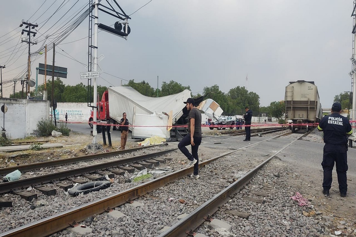 Un tren embistió a un tráiler en Ecatepec