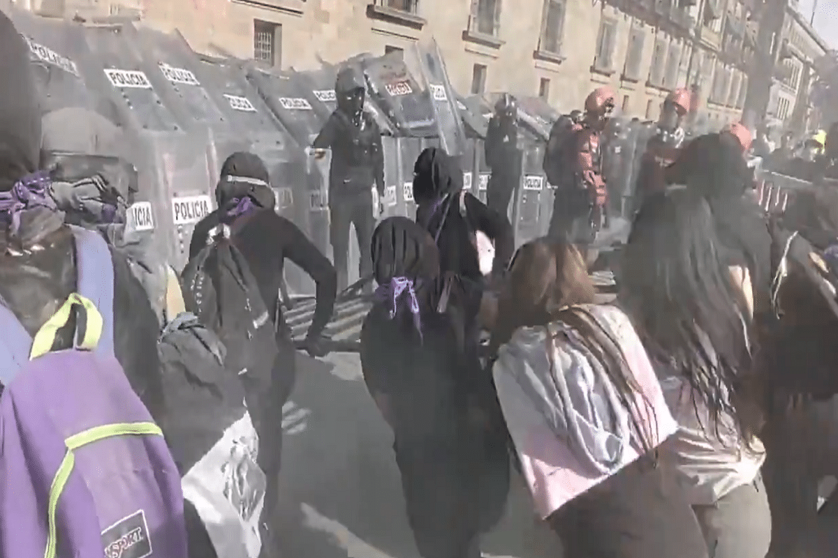 Enfrentamiento entre mujeres y policías frente a Palacio Nacional
