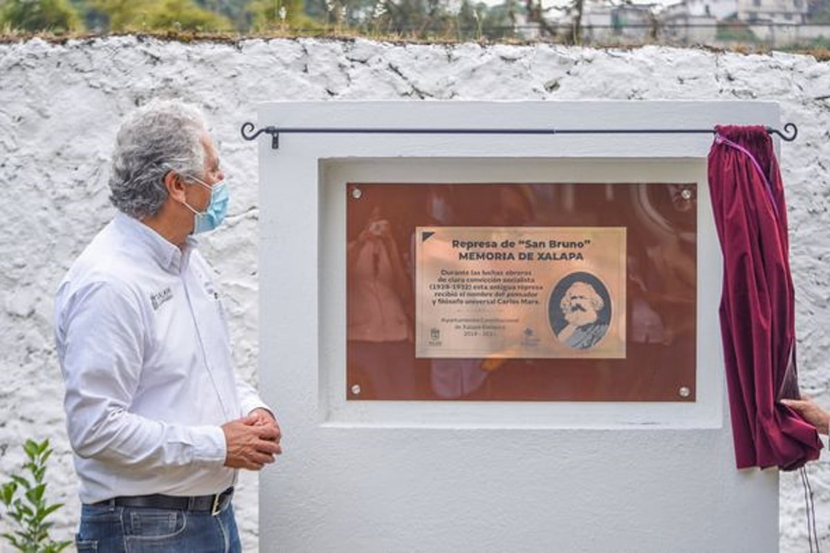 Develación de placa dedicada a Marx en Xalapa
