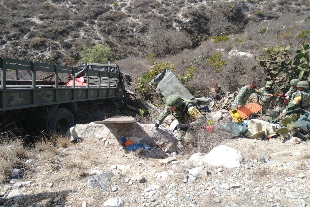 Un camión con elementos del Ejército mexicano volcó dejando varios heridos