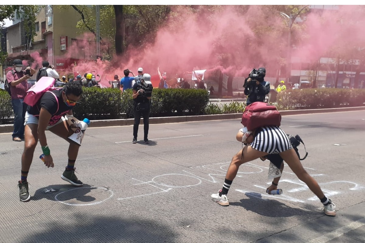 Los manifestantes de la comunidad LGBTIQ+ realizan pintas durante su movilización.
