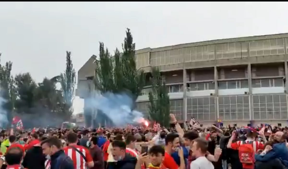Los festejos de la hinchada del Atlético se salieron de control
