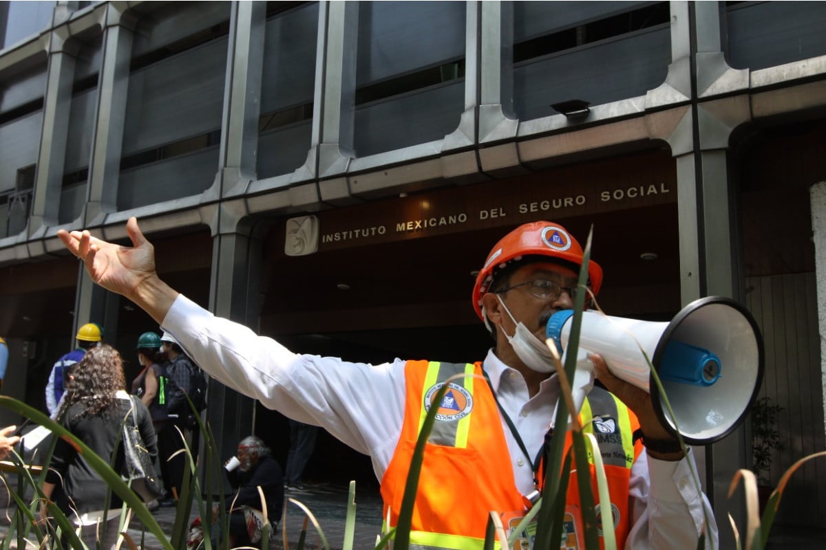 El director del IMSS y 700 funcionarios más evacuaron la sede del Instituto en Paseo de la Reforma.