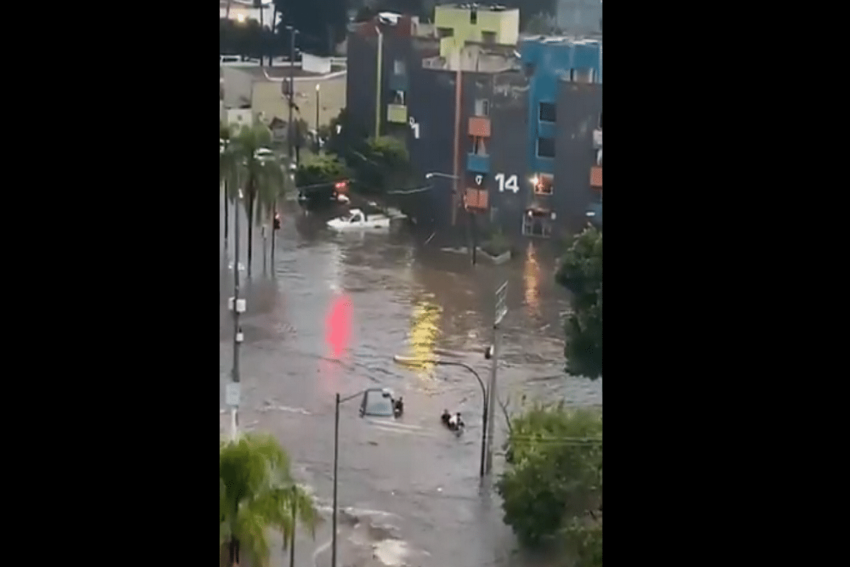 Rescatan a familia de inundación en Guadalajara