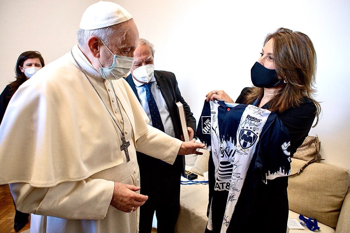 El Papa recibe playera del Monterrey