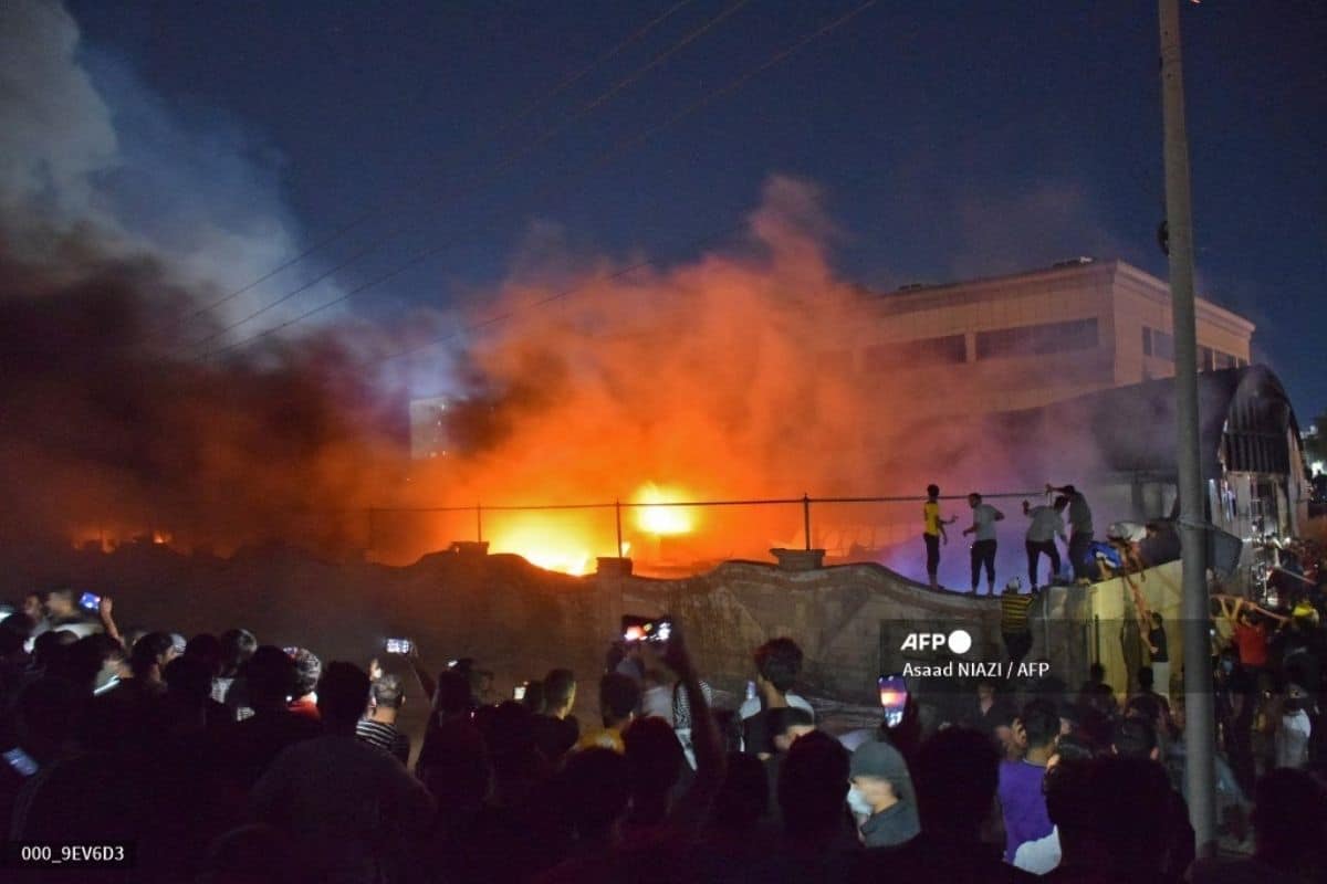 "Vinieron para curarse y salen en féretros", la rabia tras el incendio en un hospital de Irak