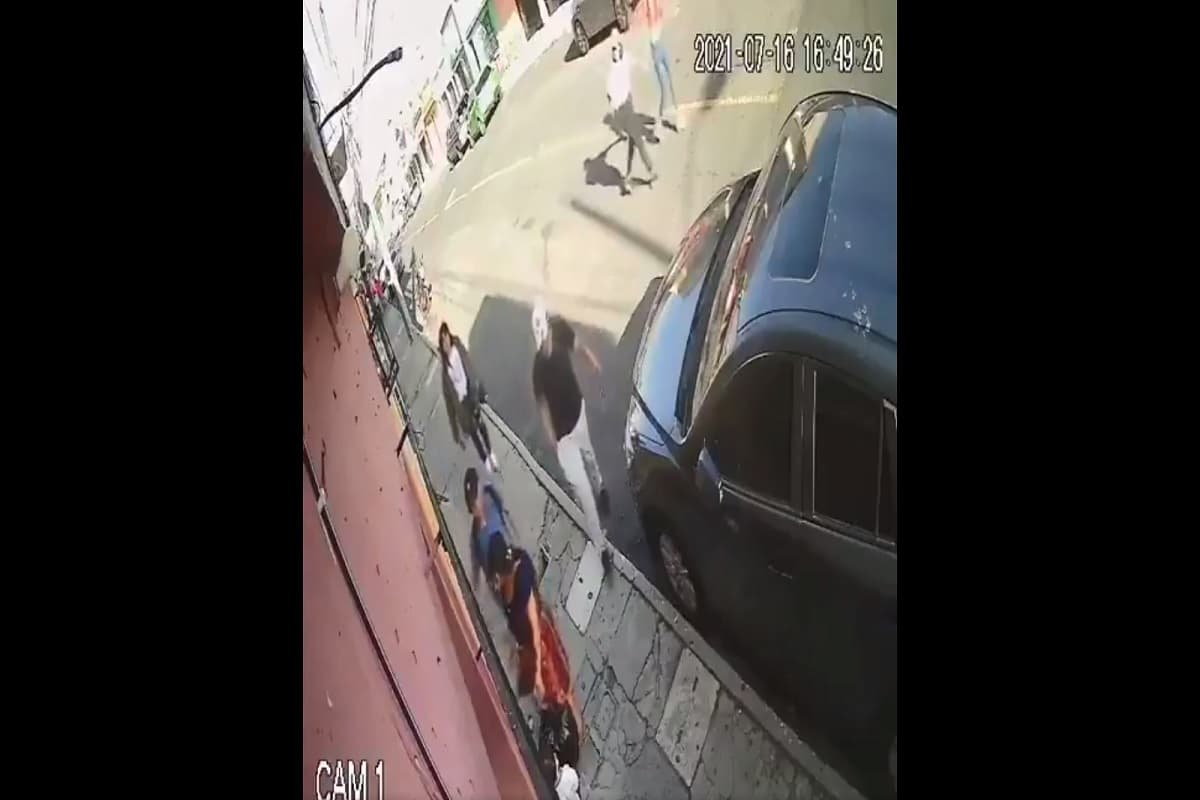 La golpiza a una mujer quedó grabada en video