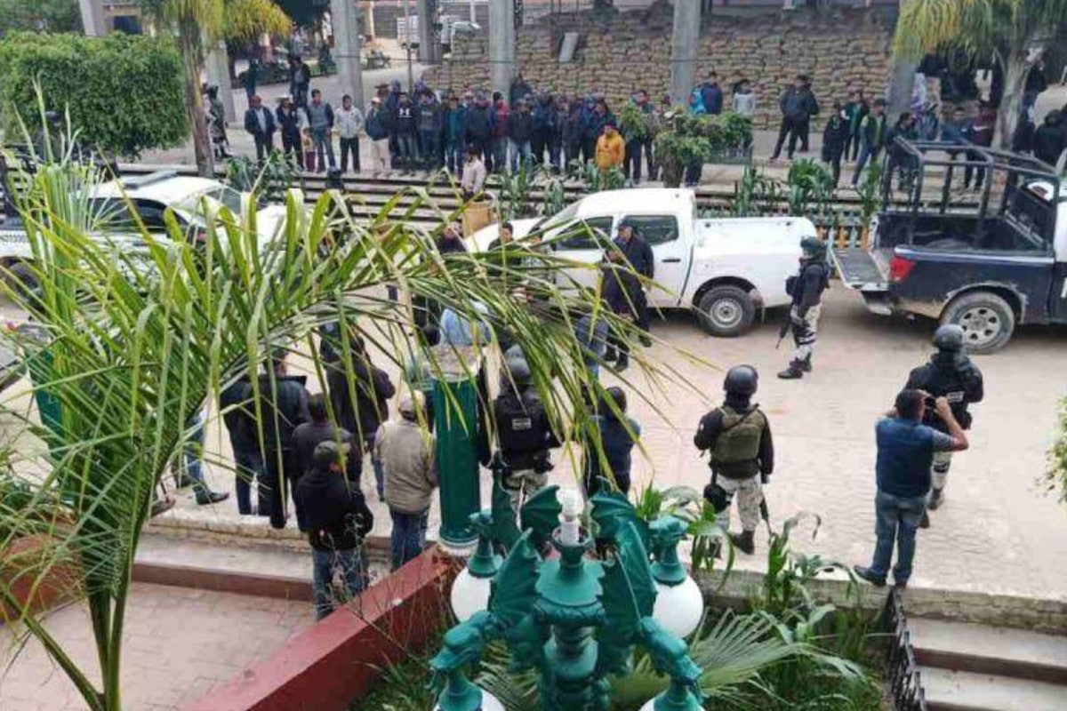 Negocian liberación de policías secuestrados en Textitlán
