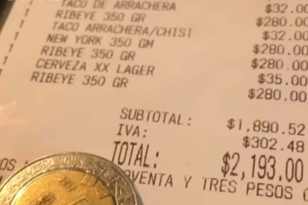 Propina de siete pesos en restaurante de Puebla