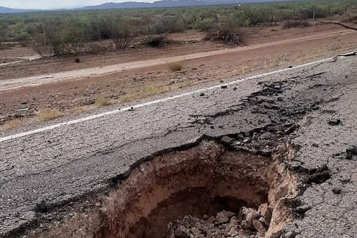 Reportan socavón en carretera de Chihuahua