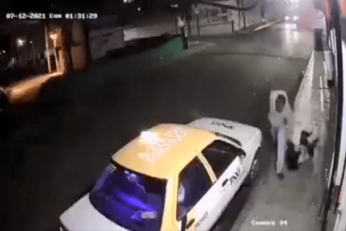 Taxista golpeando a mujer