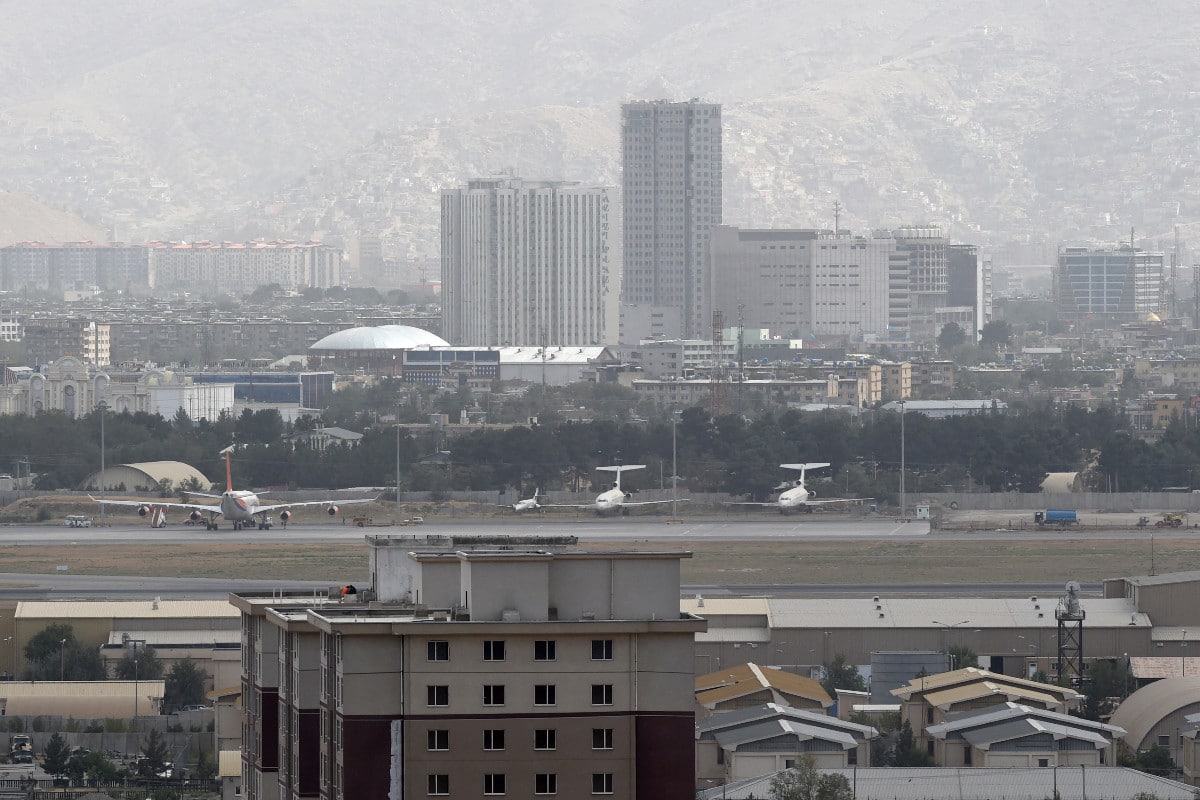 El aeropuerto de Kabul registra saturación debido a que miles de personas buscan salir del país.