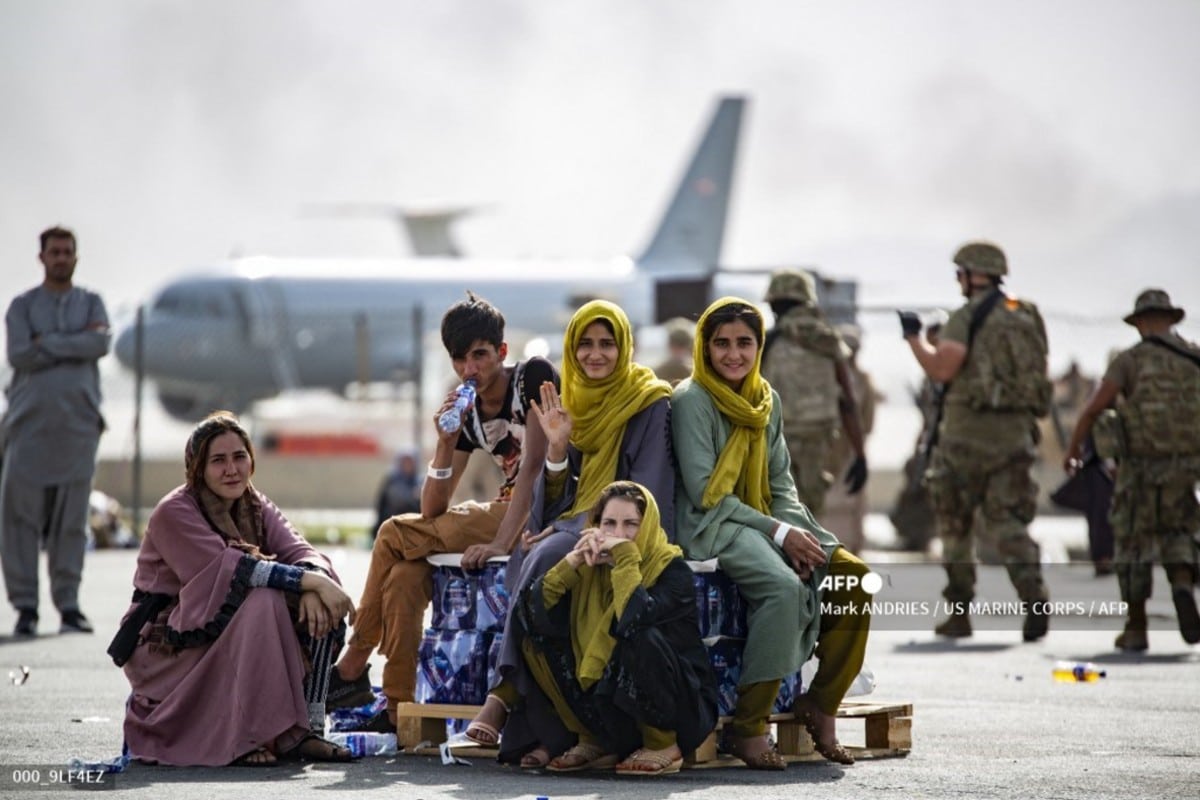 Ciudadanos afganos en el Aeropuerto de Kabul