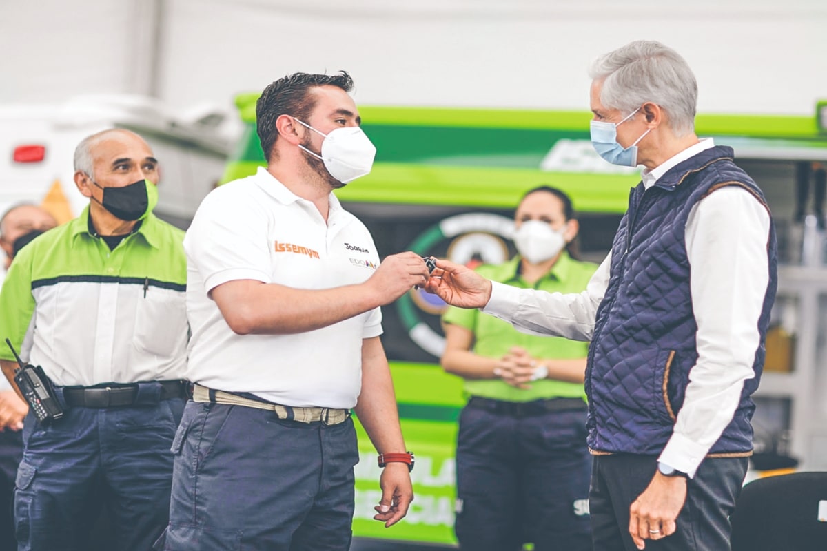 El gobernador mexiquense entregó 80 ambulancias al ISSEMyM y al SUEM