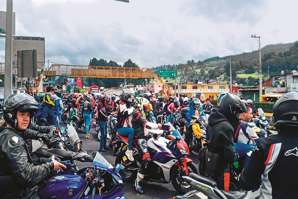 En la retaguardia, la GN organiza un operativo carrusel e impide que pasen más vehículos que pudieran poner en peligro a los bikers en homenaje.