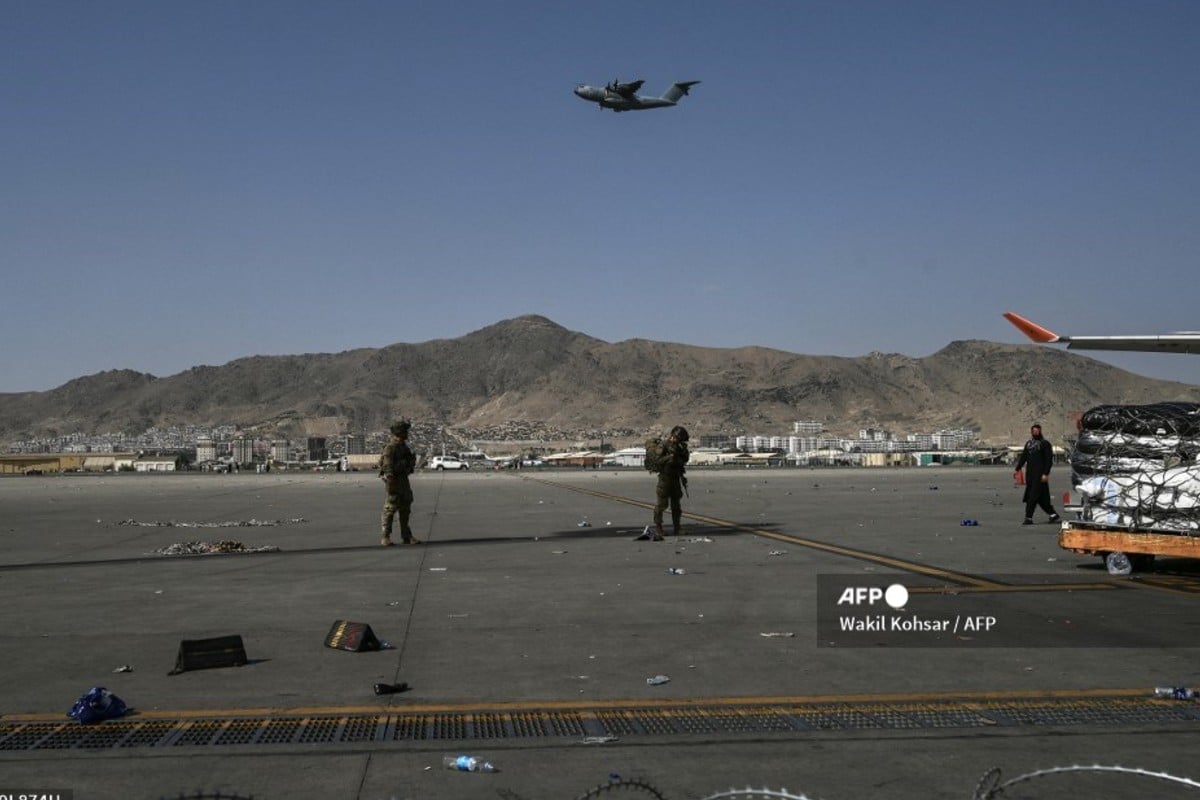 Avión en aeropuerto de Afganistán