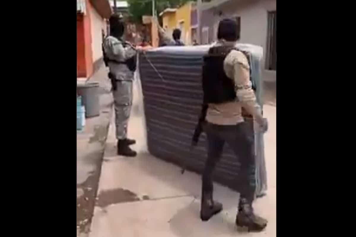 Entrega de despensas en alguna población de Jalisco