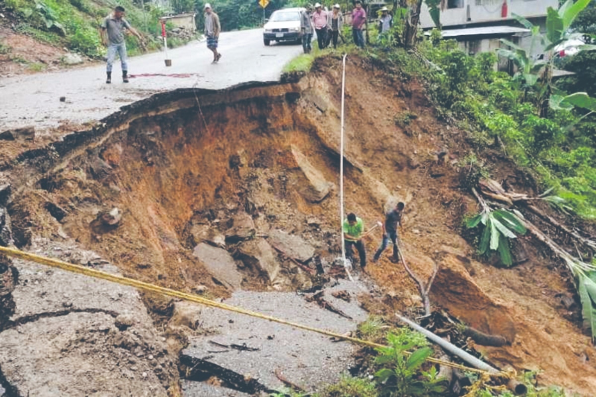 El huracán dejó 31 caminos carreteros bloqueados, principalmente en la Sierra Norte poblana, donde se registraron escurrimientos y deslaves