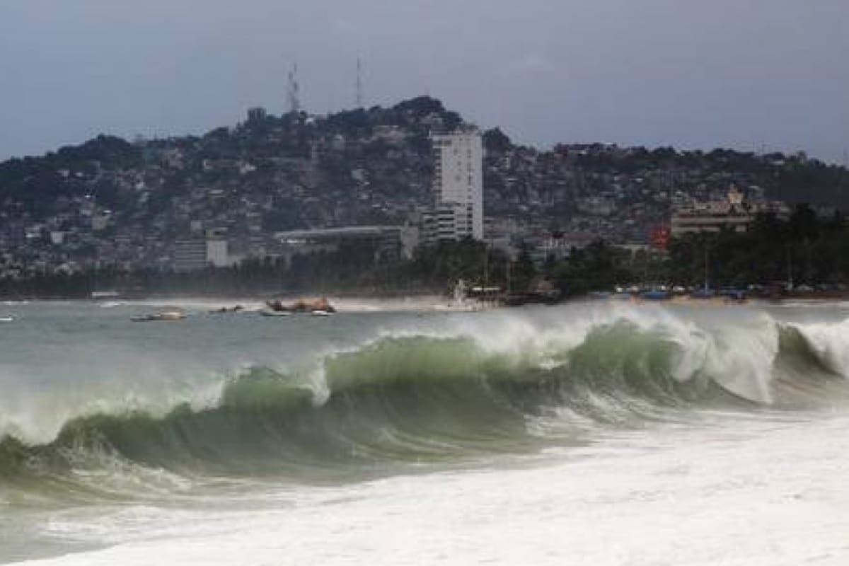 Mujer desaparece en playa de Acapulco