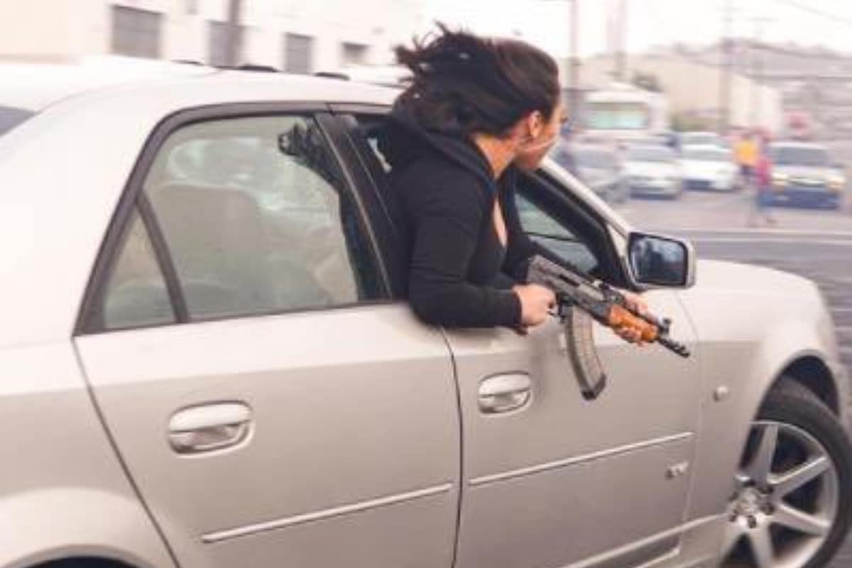 Mujer porta un AK 47
