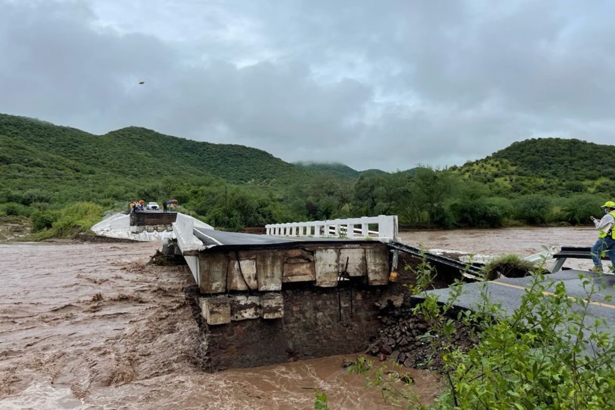 Paso de Huracán derrumba puente en Michoacán