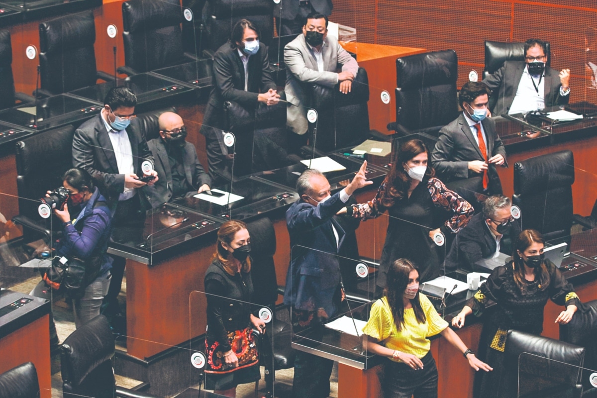Diputados y senadores de Morena y PT se inconformaron al señalar que 23 votos a favor de un total de 35, sí representaban las dos terceras partes