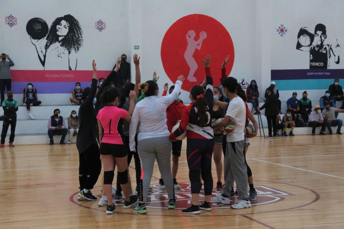 A la inauguración asistieron los distintos equipos de básquetbol y voleibol de la alcaldía, quienes hicieron una demostración