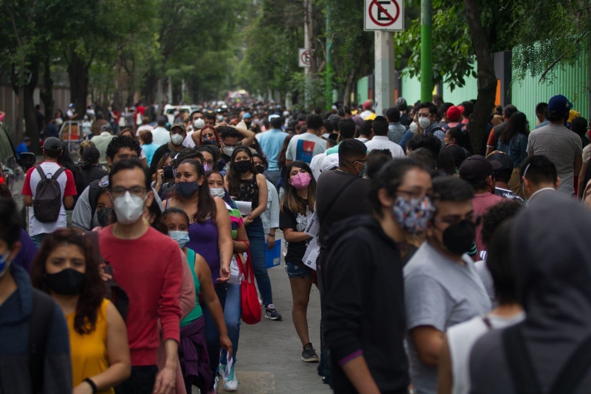 Jóvenes acuden a Xochimilco a vacunarse