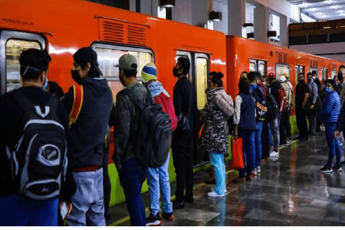 El metro de la Ciudad de México ha informado retrasos por las lluvias que continúan en la Metrópoli, a través de redes ha anuncia que el avance es lento en las Líneas