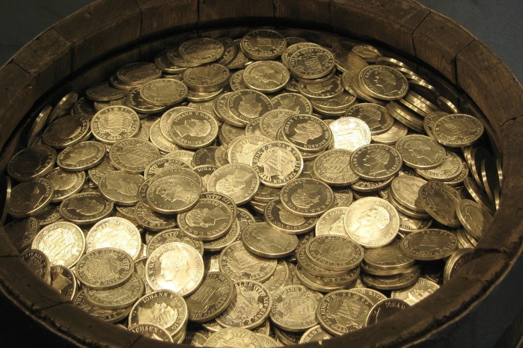 Las monedas pertenecen a la época de Luis XIII y Luis XIV