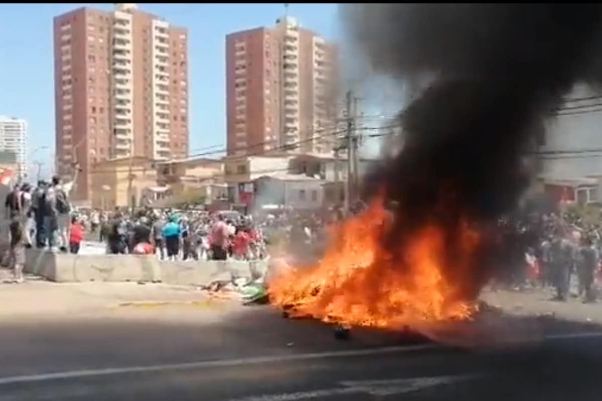 Manifestantes queman pertenencias de migrantes venezolanos