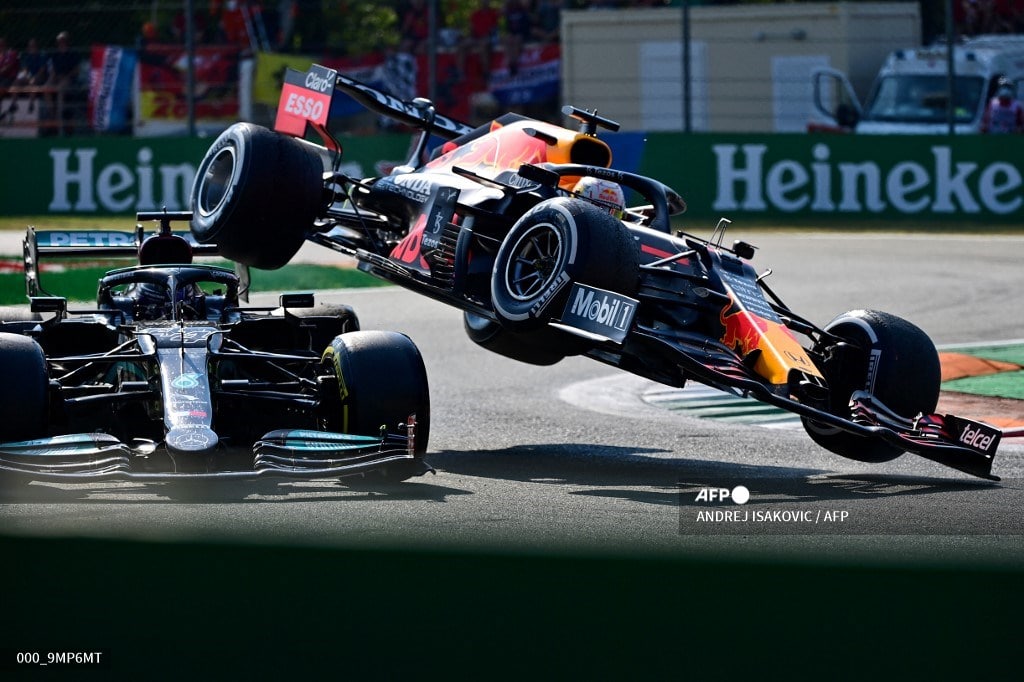 El neerlandés de Red Bull hizo contacto con el inglés de Mercedes, y ambos abandonaron en Monz