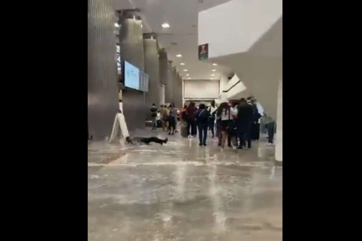 En uno de los videos que circulan en redes se observa la caída de un hombre que camina por los pasillos llenos de agua.