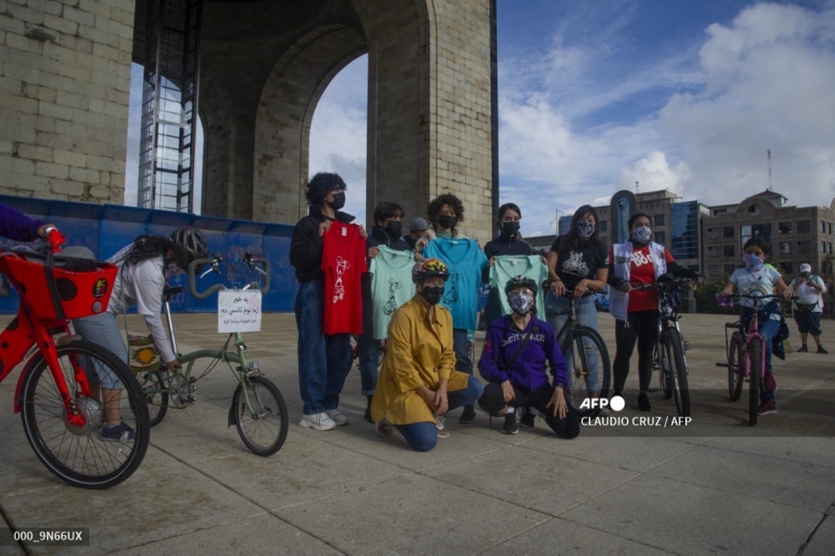 Jóvenes afganas refugiadas pasean en bicicleta en México