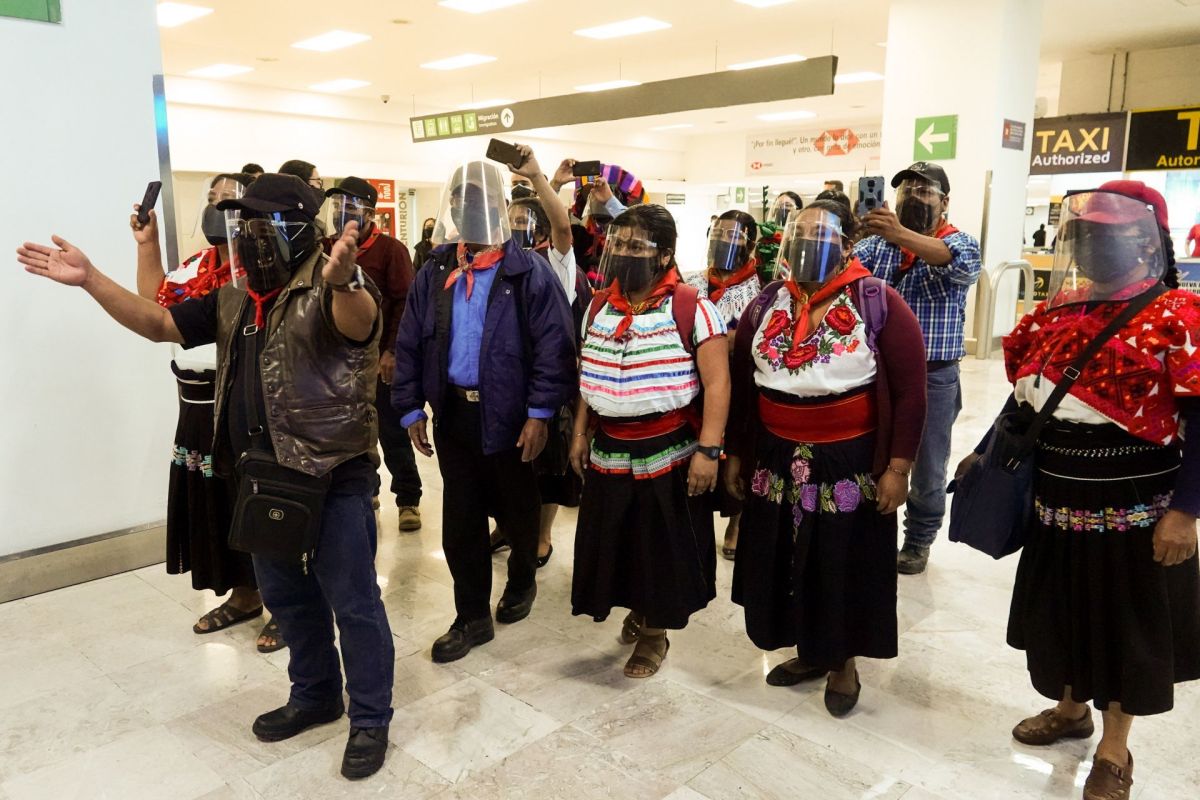 Los enviados del EZLN salieron al amanecer rumbo al aeropuerto de Ciudad de México