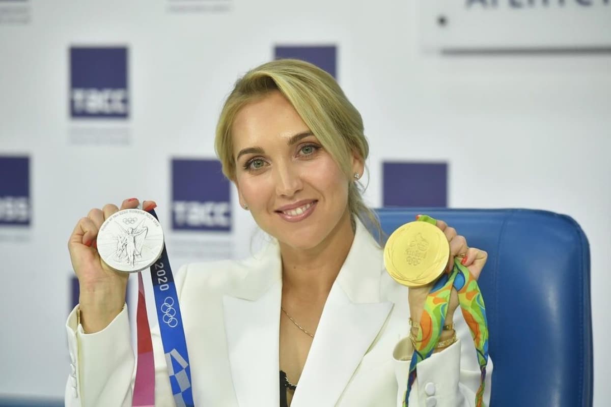 Roban medallas a Elena Vesnina