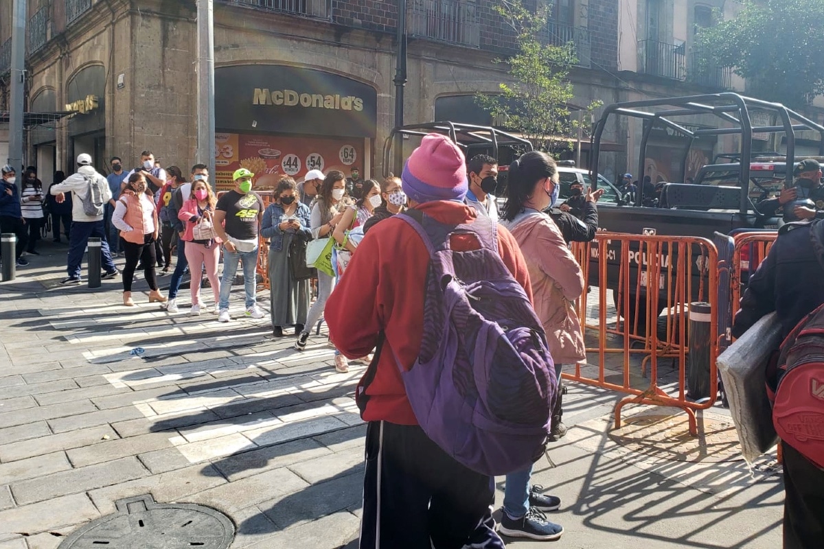 Personas esperan que reabran calles del Zócalo