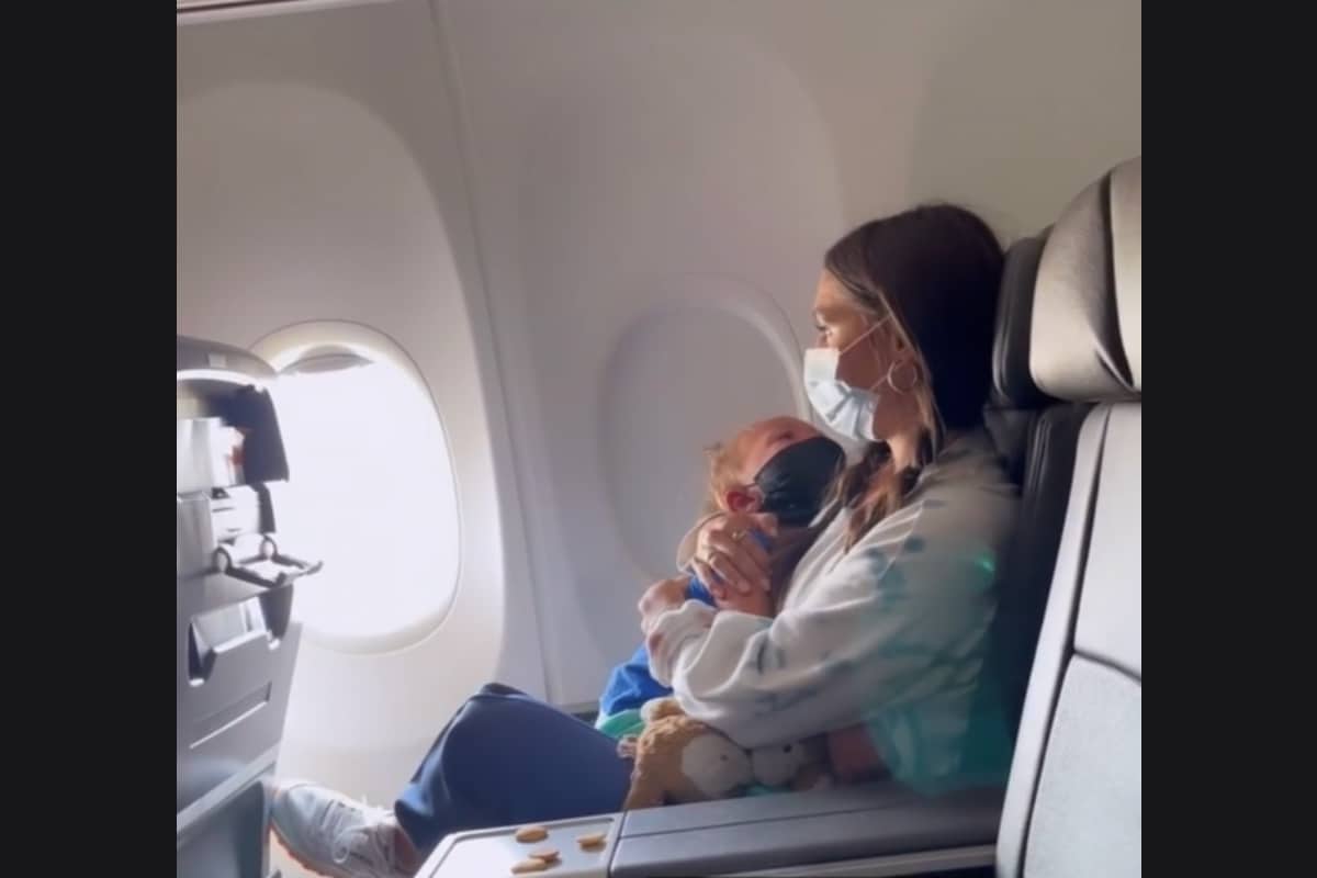 Madre e hijo de 2 años son obligados a bajar de avión por cubrebocas