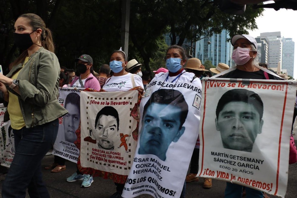Marchan padres de normalistas; exigen verdad y justicia de Ayotzinapa