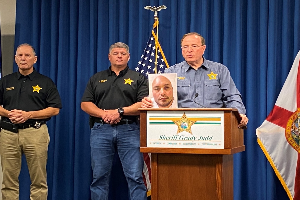 El alguacil Grady Judd sostiene una foto de Bryan James Riley, hombre sospechoso de asesinar a cuatro miembros de una familia, incluido un bebé