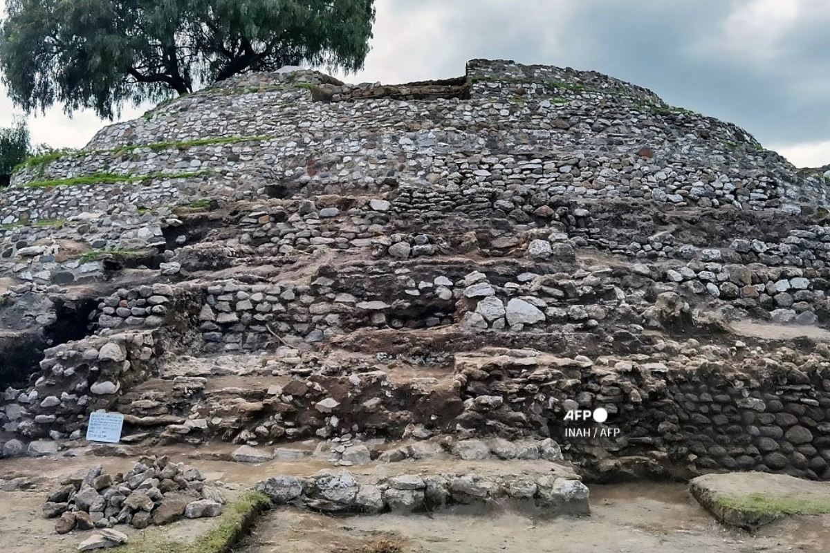 Descubren escalinata original y ofrenda en zona arqueológica de México
